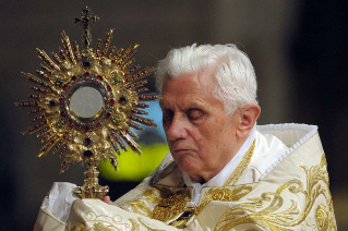 Il cardinale Comastri: dal Papa una grande lezione in un mondo di persone arroccate sul potere