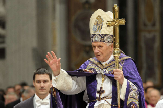 Benoît XVI, durant la messe des Cendres, invite à la conversion et au retour à Dieu