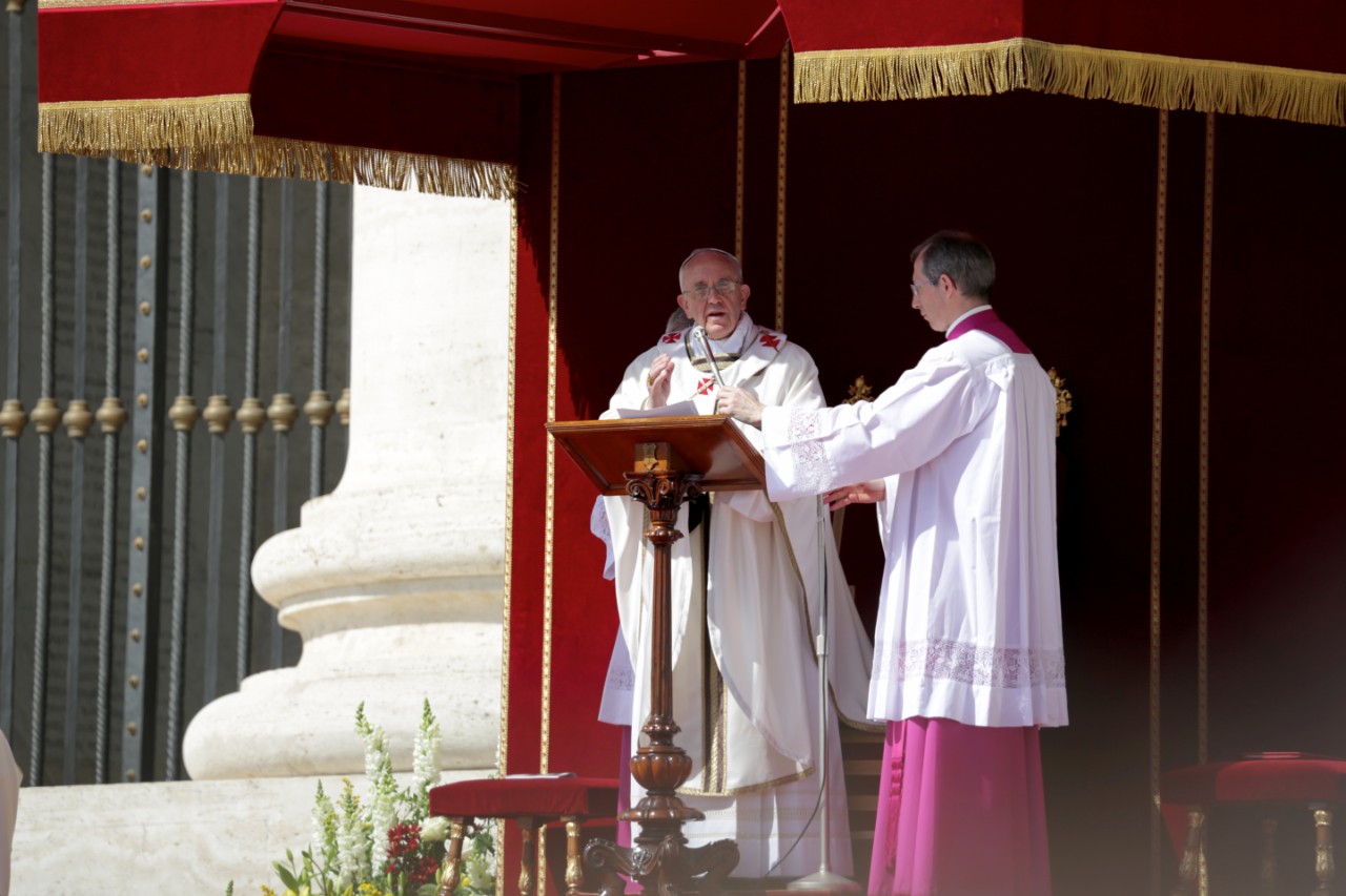 Il Papa ai giovani a San Pietro: Dio ci dà il coraggio di andare controcorrente