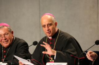 Mons. Fisichella presenta la muestra “El camino de Pedro”